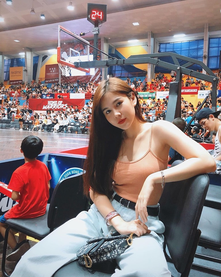 Tuy nhiên ngay cả bạn bè là các sao nổi tiếng thắc mắc bên dưới, Thu Hoài cũng không tiết lộ lai lịch của bộ ảnh này khiến càng nhiều người tò mò.