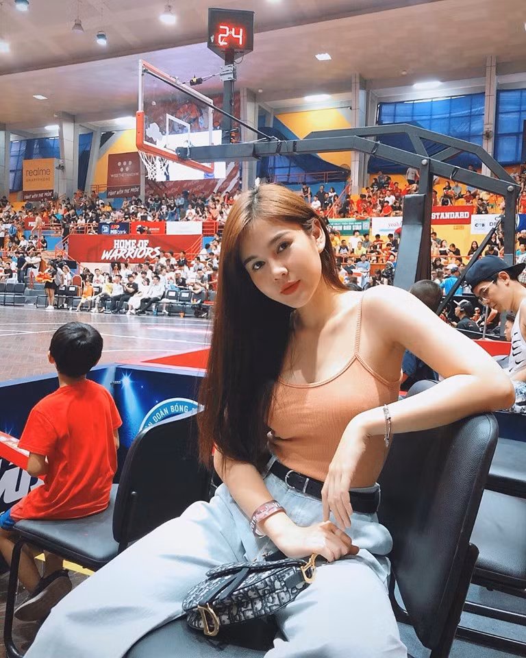 Tuy nhiên ngay cả bạn bè là các sao nổi tiếng thắc mắc bên dưới, Thu Hoài cũng không tiết lộ lai lịch của bộ ảnh này khiến càng nhiều người tò mò.