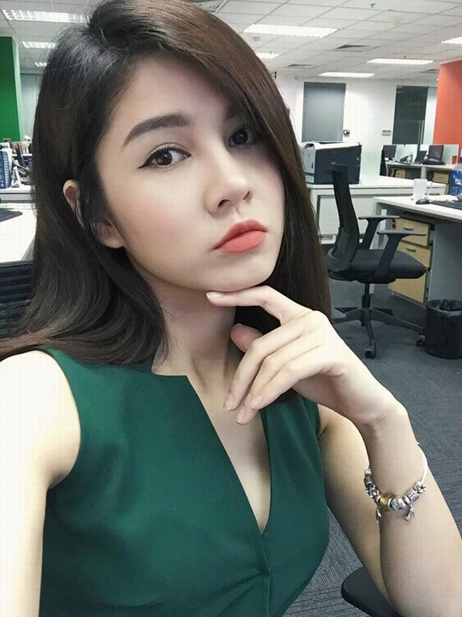 Trong thời gian AFF Cup, Thu Hoài từng nhiều lần xuất hiện bên HLV Park Hang-Seo để tác nghiệp và mỗi bức ảnh của cô nàng này đều nhận được vài ngàn like từ CĐM.