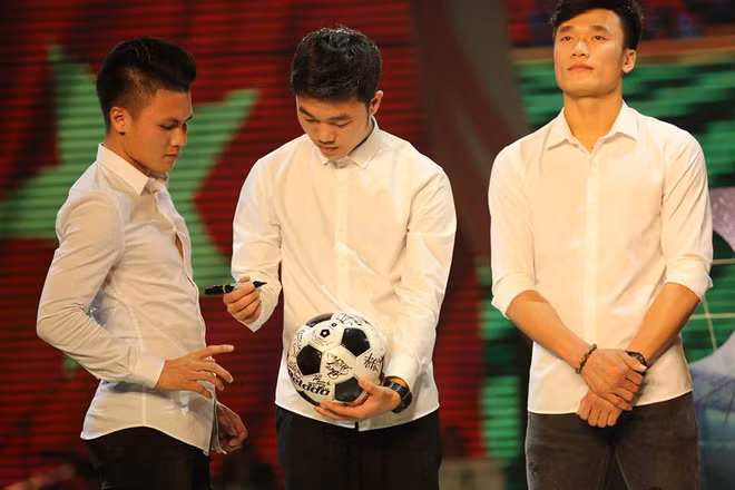 Thủ thành Bùi Tiến Dũng vừa lạnh lùng vừa nam tính. Bên cạnh Xuân Trường như Hàn Quốc còn Quang Hải thì đậm chất ngầu với mái tóc under cut bồng bềnh.