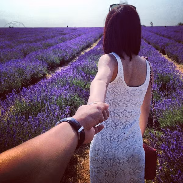  Phong cách chụp ảnh "follow me" (Nắm tay em đi khắp thế gian) bắt đầu từ năm 2013, sau đó nó tạo thành một trào lưu của các cặp đôi mỗi khi đi du lịch.