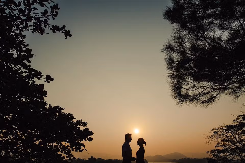Ánh nắng, ánh đèn sẽ giúp các cặp đôi có những bức ảnh chụp bóng lạ mắt và vô cùng độc đáo.