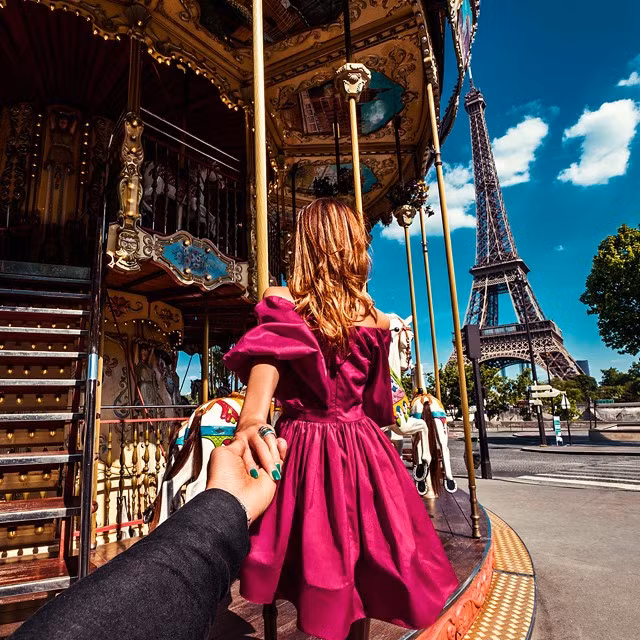 Giống như cái tên của trào lưu chụp ảnh này, tất cả các bức ảnh theo phong cách này đều chụp từ phía sau lưng cô gái đang dắt tay người yêu đến nhiều địa điểm du lịch nổi tiếng thế giới.