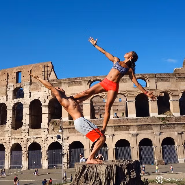 Nếu cả hai bạn đều là tín đồ của chủ nghĩa xê dịch thì chụp ảnh cùng nhau ở những địa danh nổi tiếng là điều không thể thiếu trong mỗi hành trình.