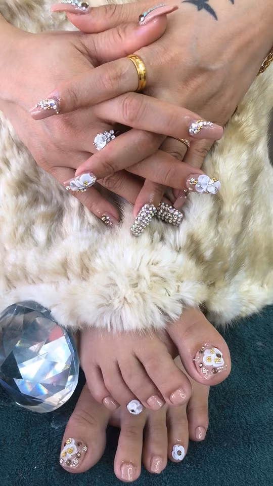 Mới đây, trên một hội Facebook lớn dành cho chị em phụ nữ, một tài khoản mang tên Angela Do đã đăng tải hình ảnh bộ móng mới làm của mình kèm hóa đơn và dòng trạng thái thể hiện sự bức xúc vì giá thành quá đắt.