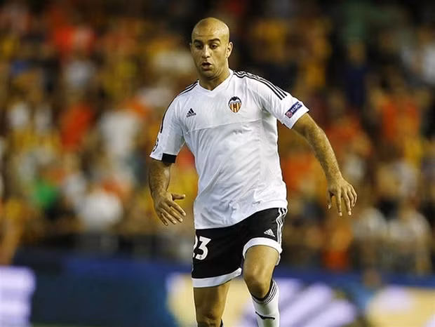 Valencia bỏ ra 25 triệu euro để mua Abdennour từ Monaco nhằm khỏa lấp khoảng trống do Nicolas Otamendi (sang Man City) tạo ra. Tuy nhiên, tuyển thủ người Tunisia dành phần lớn thời gian ngồi ghế dự bị kể từ khi tới Mestalla vì phong độ kém cỏi trong cả tập luyện lẫn thi đấu.