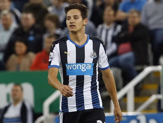 Ngoài màn trình diễn ấn tượng trong trận gặp Northampton tại League Cup, Thauvin - tân binh của Newcastle gây thất vọng ở các trận còn lại. Cầu thủ chạy cánh 22 tuổi không ghi bàn và chưa kiến tạo sau 6 lần ra sân tại Premier League. Rõ ràng Thauvin không xứng với giá 18 triệu euro mà Newcastle bỏ ra để chiêu mộ anh.