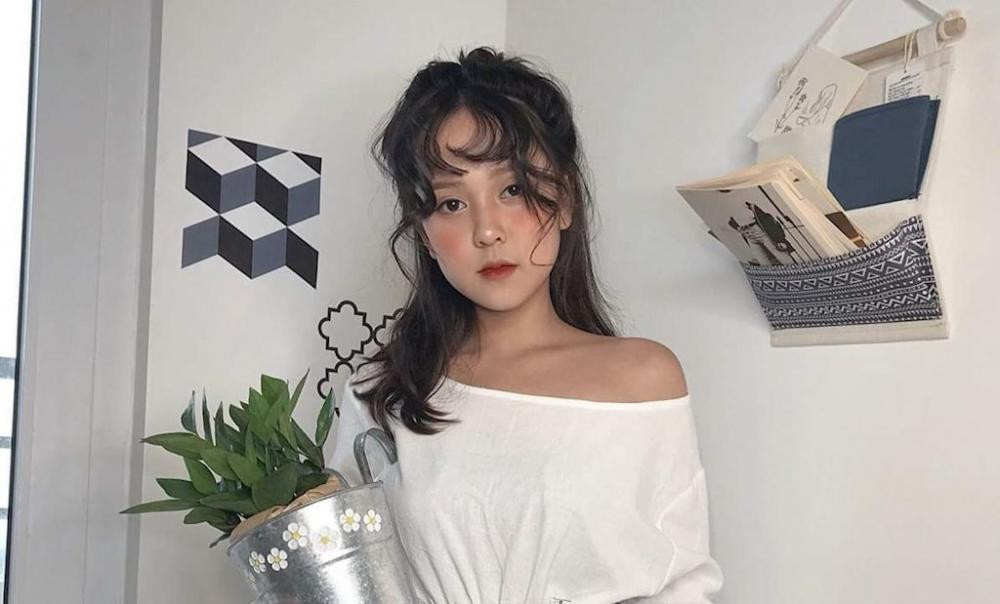 Thậm chí, Thùy Trang còn chuộng lối trang điểm đậm, quyến rũ mà những cô gái ở độ tuổi 25 trở lên vô cùng ưa chuộng.