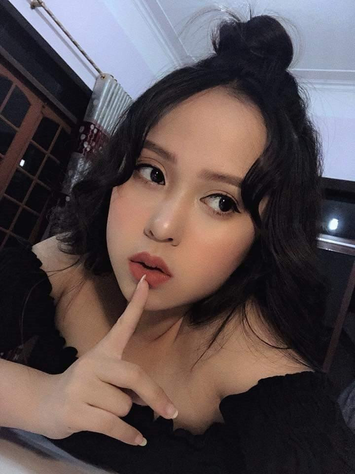 Theo dự đoán của nhiều người, với vóc dáng của Thùy Trang thì cô phải thuộc hàng hàng các thiếu nữ 9X. Tuy nhiên, khi tìm hiểu về tuổi tác của cô nàng này khiến nhiều người tá hỏa.