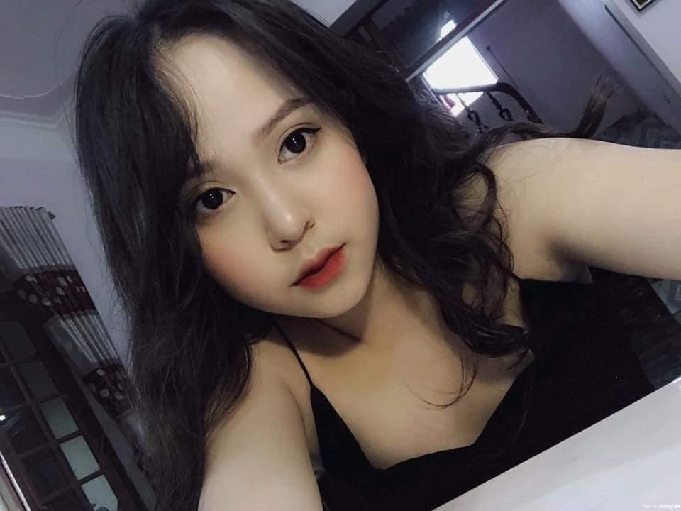 Thùy Trang tạo cảm tình với fan bằng dáng vẻ vô cùng đáng yêu, tinh nghịch. Cô sở hữu gương mặt xinh xắn, dễ thương, bộc lộ sự hồn nhiên, trong sáng.