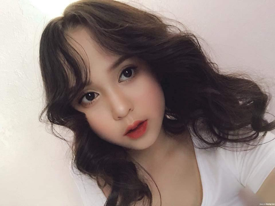 Tuy vậy, với khuôn mặt vẫn còn nhiều nét non nớt của cô nàng như tố cáo độ tuổi thật dù cố gắng trang điểm cho thêm phần già dặn ra sao.