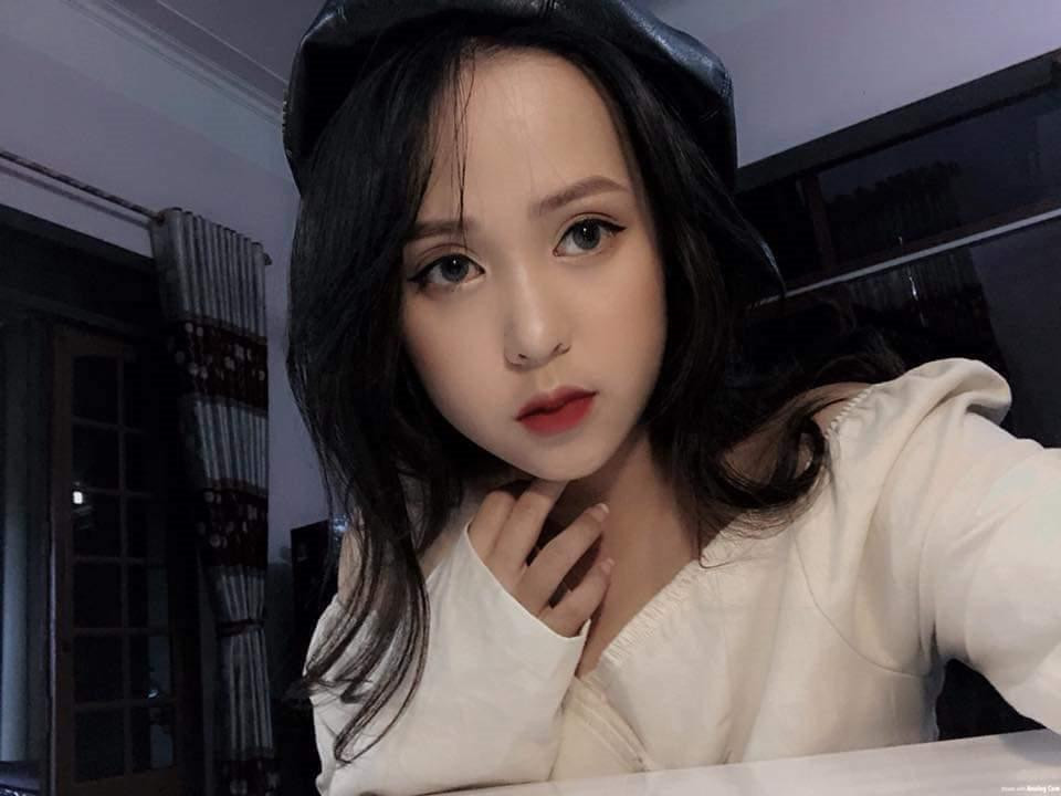 Trong mắt nhiều người những cô cậu học trò lứa tuổi học sinh cấp 2 luôn hiện lên với bộ đồng phục cùng chiếc khăn quàng đỏ tươi trên cổ áo. Tuy nhiên, cũng cùng lứa tuổi này mà nhiều cô nàng đã sở hữu vẻ ngoài chẳng kém thiếu nữ đôi mươi, đơn cửa như hot girl Thái Nguyên mới đây chiếm sóng MXH.