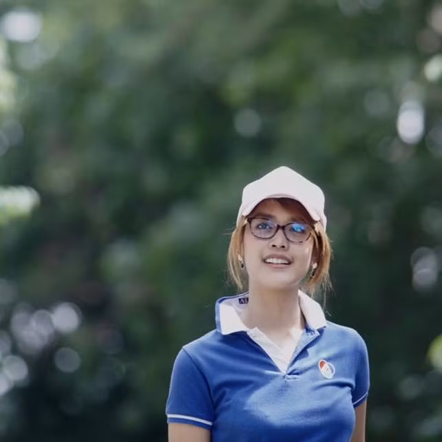 Nữ phóng viên Thái Lan xinh đẹp tác nghiệp tại SEA Games được dân mạng nhắc tới có tên Kunjanita Prim Kunchonnaayutthaya (27 tuổi), hiện đang làm việc ở đài BBTV trong vai trò MC.