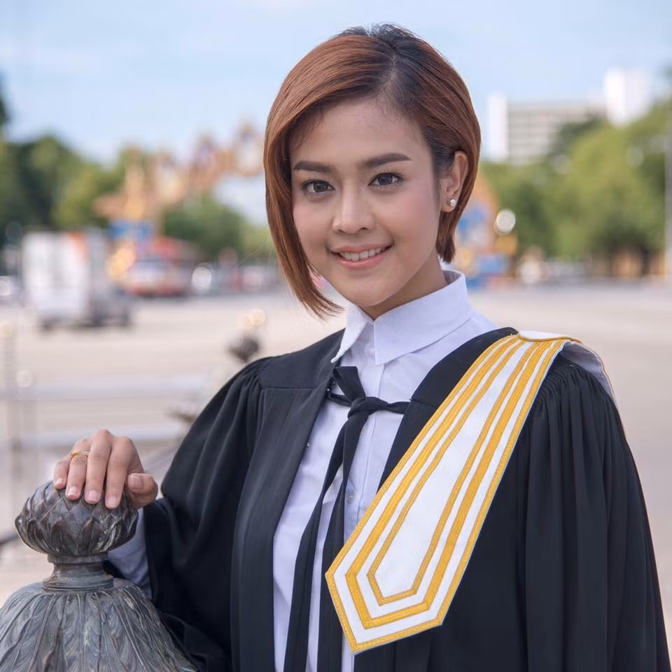 Đặc biệt là đôi mắt hút hồn và đôi môi gợi cảm, nữ phóng viên hiện trường SEA Games của Thái Lan này khiến khó ai có thể bỏ qua.