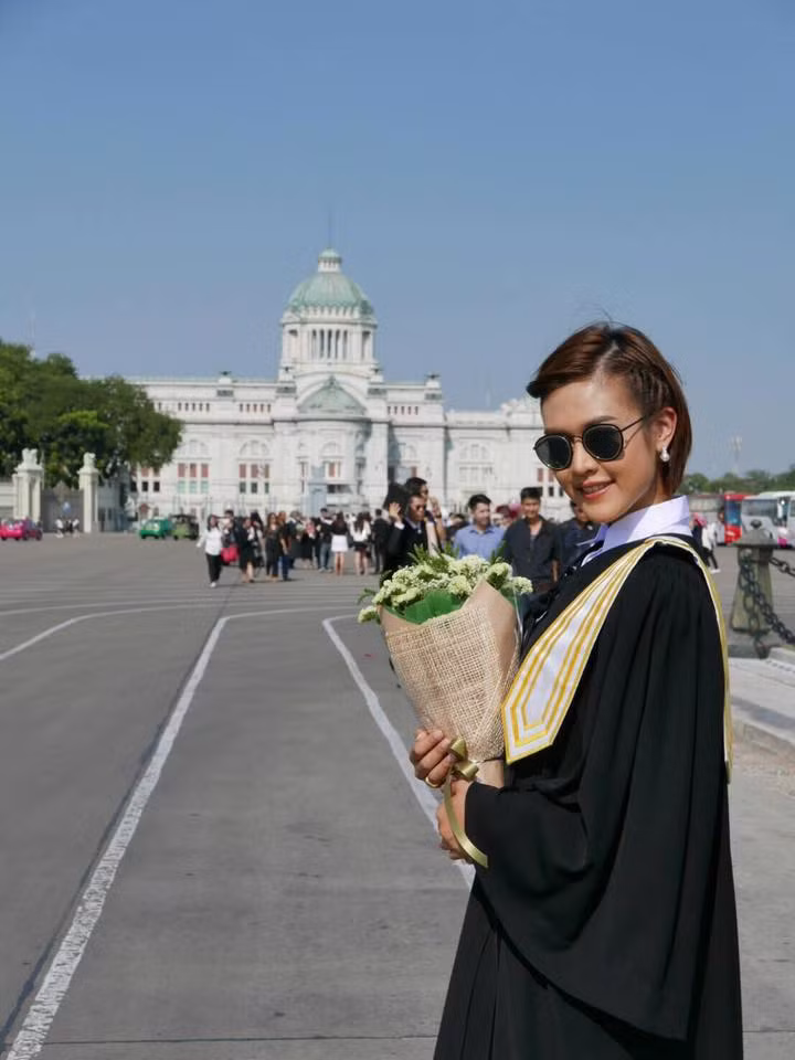 Kunchonnaayutthaya tốt nghiệp ngành luật sư tại Học viện Giáo dục Pháp Luật ở thủ đô Bangkok. Sau đó, cô nàng sinh năm 1990 này từng làm luật sư cho công ty Siam Premier International Law Office Limited.