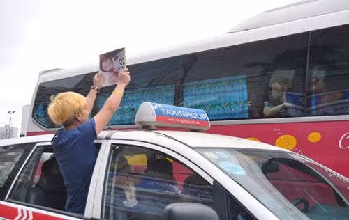 Sau đó 1 năm, cũng là 1 sự kiện mà có nhóm nhạc T-ARA xuất hiện tại Việt Nam, để được nhìn thấy thần tượng dễ dàng hơn, nhiều fan cuồng K-Pop đã quỳ gối xuống lòng đường và bám lên thành xe.