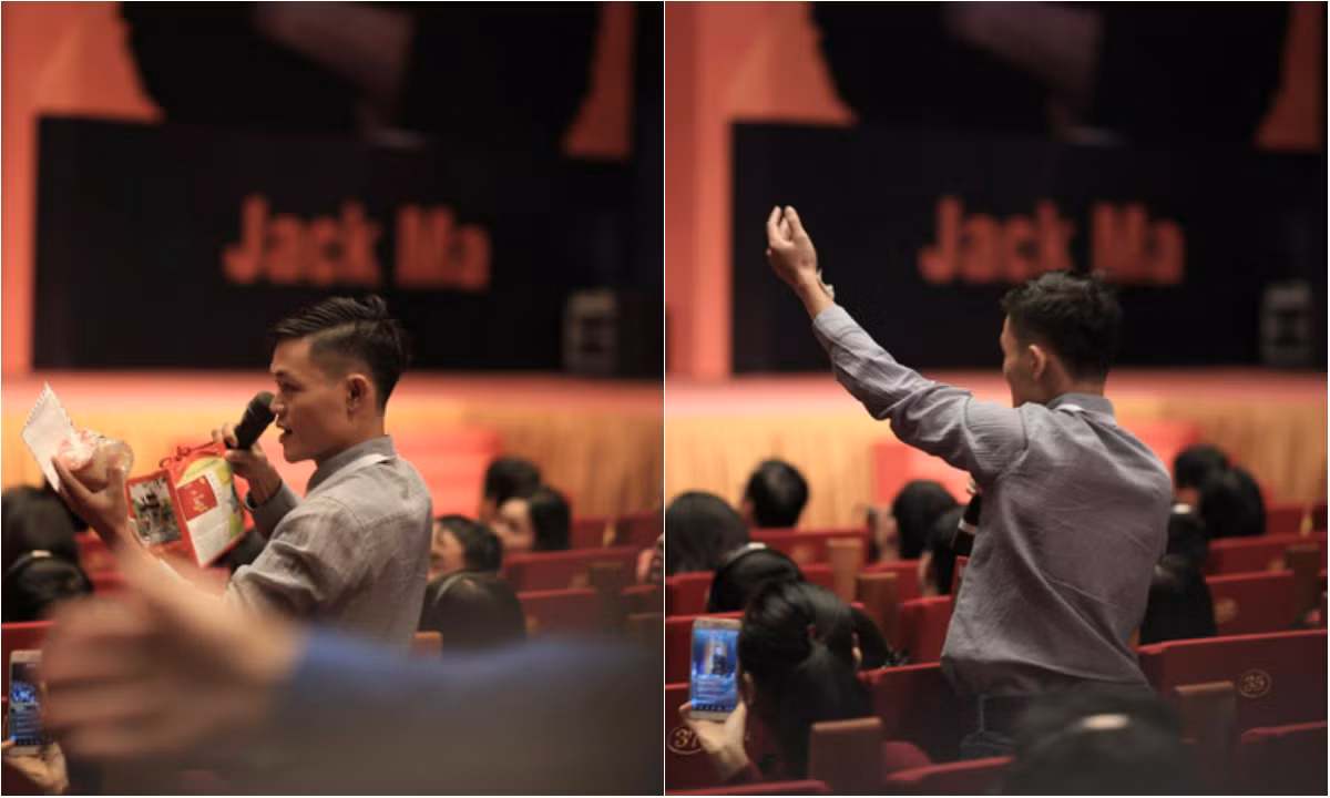 Trong buổi nói chuyện giữa tỷ phú Trung Quốc - Jack Ma, Minh Đức đã xin micro từ BTC để đặt câu hỏi. Tuy nhiên, điều đáng chú ý đó là anh chàng đến từ Đắk Lắk này đã thể hiện sự phấn khích quá độ của mình bằng những hành động như vái lạy, khóc lóc và định lao lên sân khấu để tặng quà.