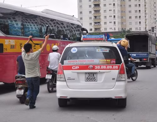 Thậm chí, có anh chàng fan cuồng nhóm nhạc Hàn Quốc còn trèo lên cửa sổ xe taxi đang chạy chỉ để dơ ảnh thể hiện tình cảm với các cô nàng T-ARA..