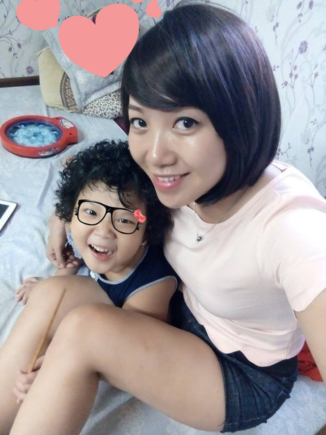 Chia sẻ với báo, cựu VĐV của ĐT đá cầu Việt Nam nay đã chuyển nghề - Trần Tiến Hưng nói: "Chị Trang được anh em trong nghề nể trọng lắm. Không chỉ tài năng, xinh đẹp đâu mà chị còn rất đức độ. Chính anh là người được chị chỉ dạy cho những bước căn bản khi tập cùng. Là đàn chị và là nhà vô địch thế giới nhưng chị không có chút tỏ ra kiêu căng. Khi lập gia đình rồi chị vẫn thi thoảng lên đội xem anh em tập và góp ý. Sự ra đi của chị Trang khiến anh em trong nghề phải sững sờ".