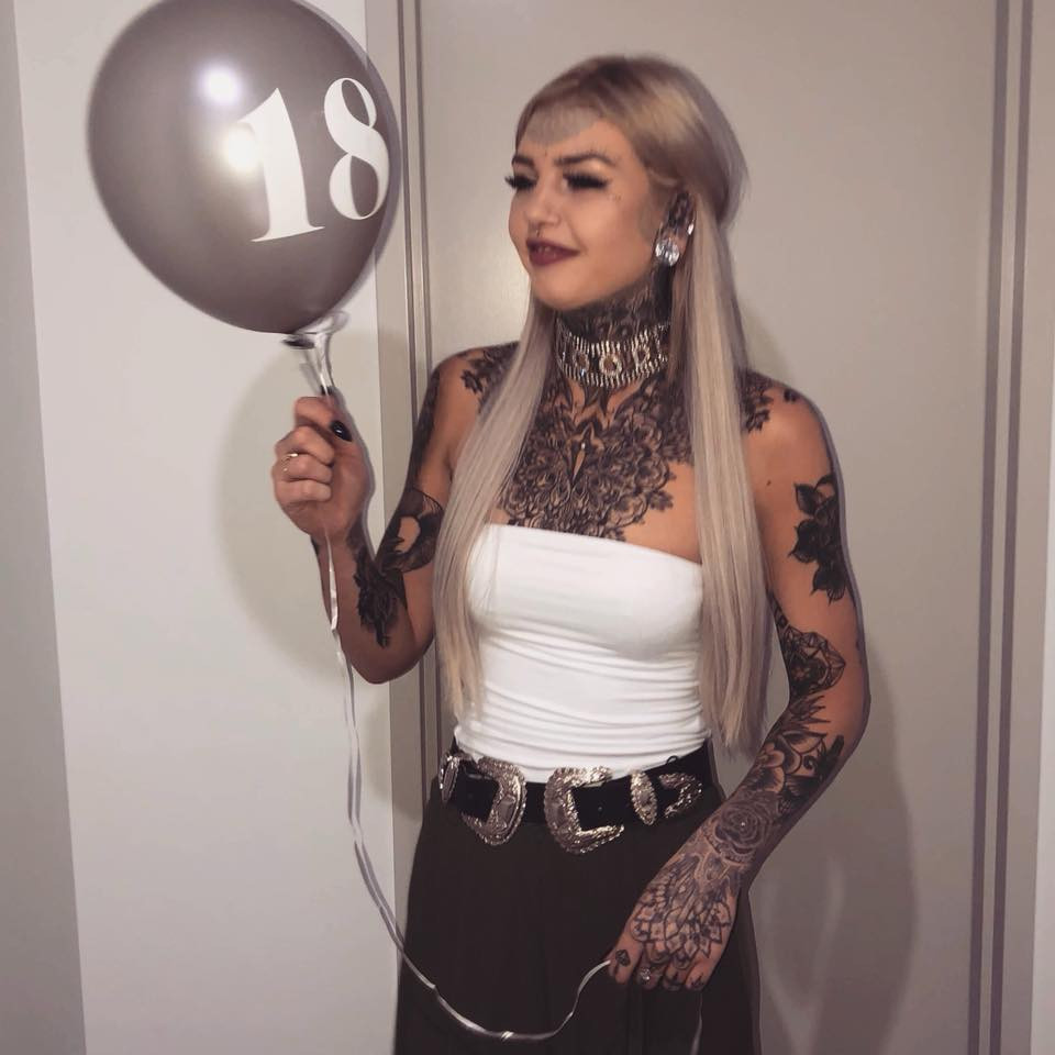 Nhưng xăm trên da thịt vẫn chưa là gì so với hình xăm ở nhãn cầu. Đây là vị trí khá nguy hiểm vì có nguy cơ ảnh hướng đến thị giác, chỉ cần sơ sẩy một chút thôi là có thể gây mù vĩnh viễn. Nhưng Amber vẫn quyết tâm thực hiện đam mê và sở thích của mình