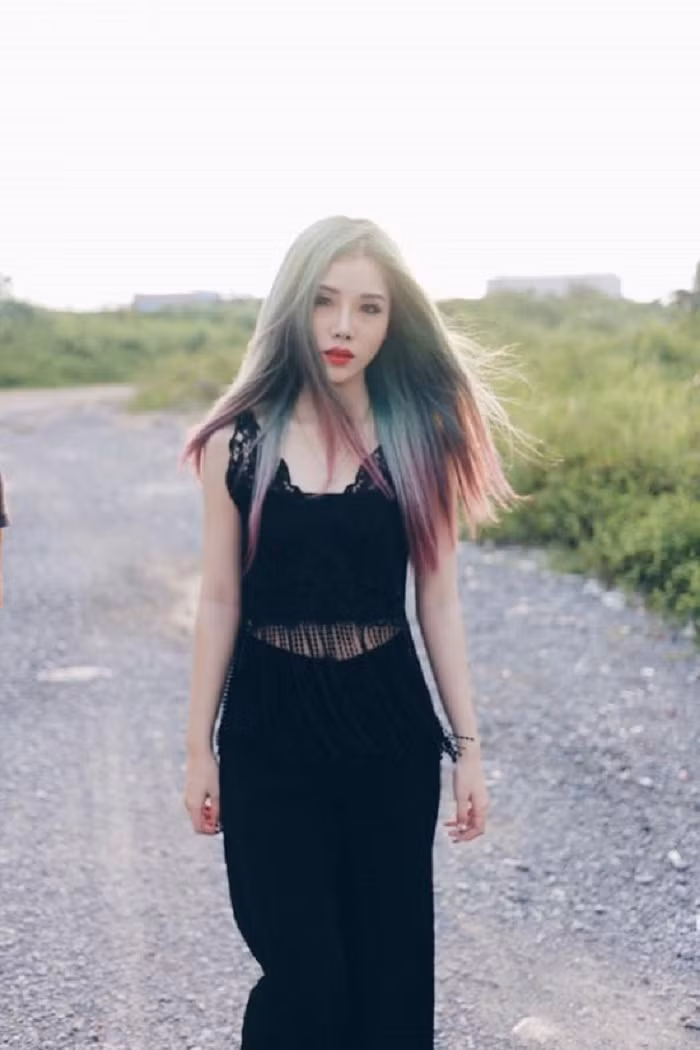 Đào Phương Thảo sinh năm 1993 hiện đang sinh sống và làm việc tại là Hải Phòng. Xinh đẹp và cá tính là điều đầu tiên mà cô bạn 9X này gây ấn tượng với người nhìn.