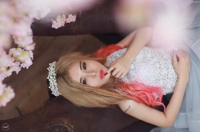 Sau những cố gắng và nỗ lực của bản thân, hiện tại Thảo cũng đã có thể “hành nghề”, song kí ức lần đầu tiên cầm máy luôn khiến cô bạn này nhớ. Khách hàng đầu tiên của Phương Thảo chính là cô bạn thân và dù có là người quen nhưng cảm giác áp lực và run khiến toàn thân cô bạn này toát hết mồ hôi.