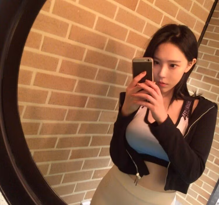 Cũng theo nhiều dân mạng, chính việc là HLV Yoga và thường xuyên tập luyện trong phòng gym nên cô nàng nói trên mới sở hữu vòng 1 đáng ngưỡng mộ như vậy.