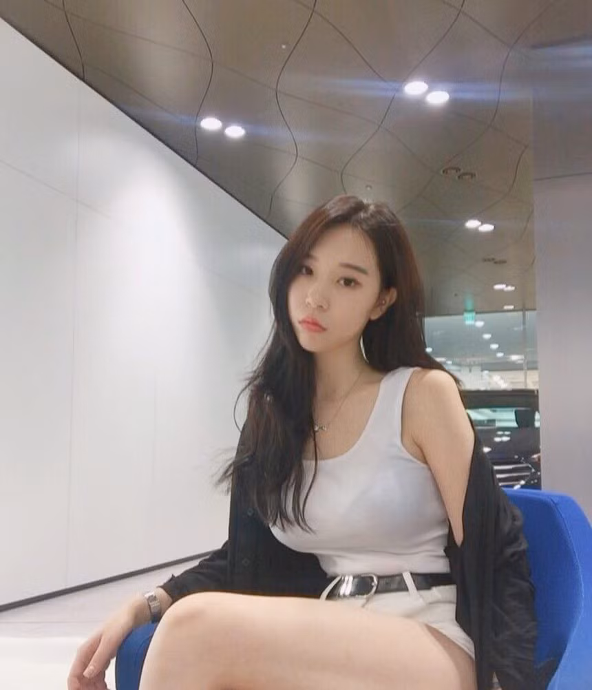 Gương mặt xinh đẹp cùng với vòng 1 căng tròn khi xuất hiện ở bể bơi nên cô gái đã được tìm kiếm với tần suất cao đến chóng mặt.