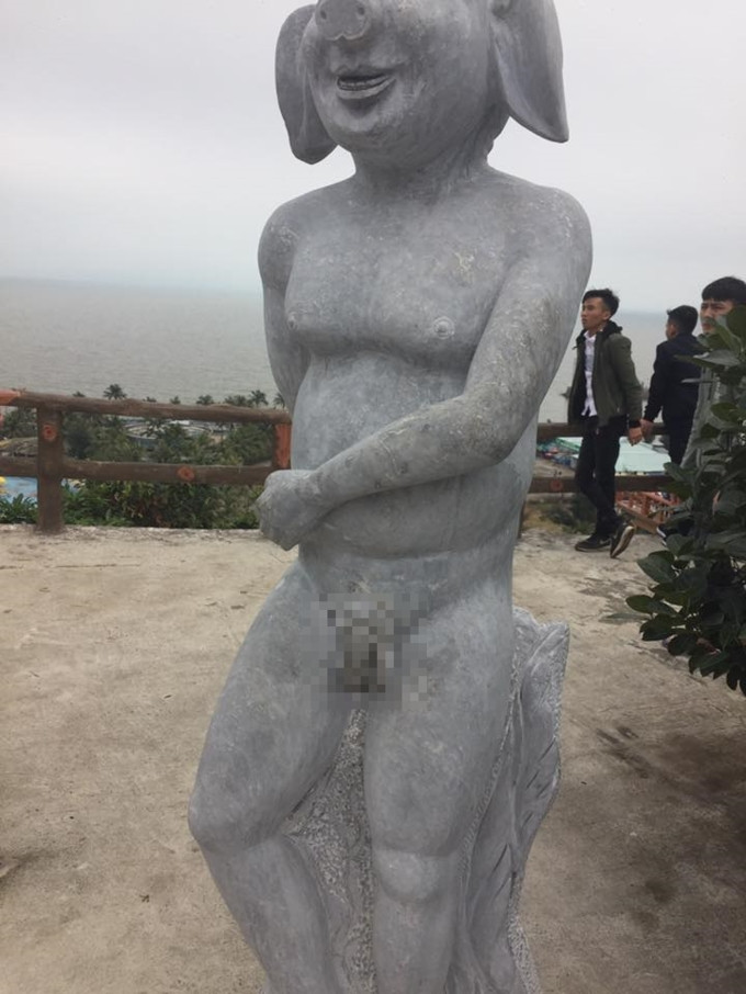 Cụ thể, 12 bức tượng phần đầu là 12 con giáp nhưng phần thân mang hình hài người. Điều khiến dư luận bức xúc là 12 bức tượng này đã phô diễn thân thể có phần quá phồn thực và dung tục.