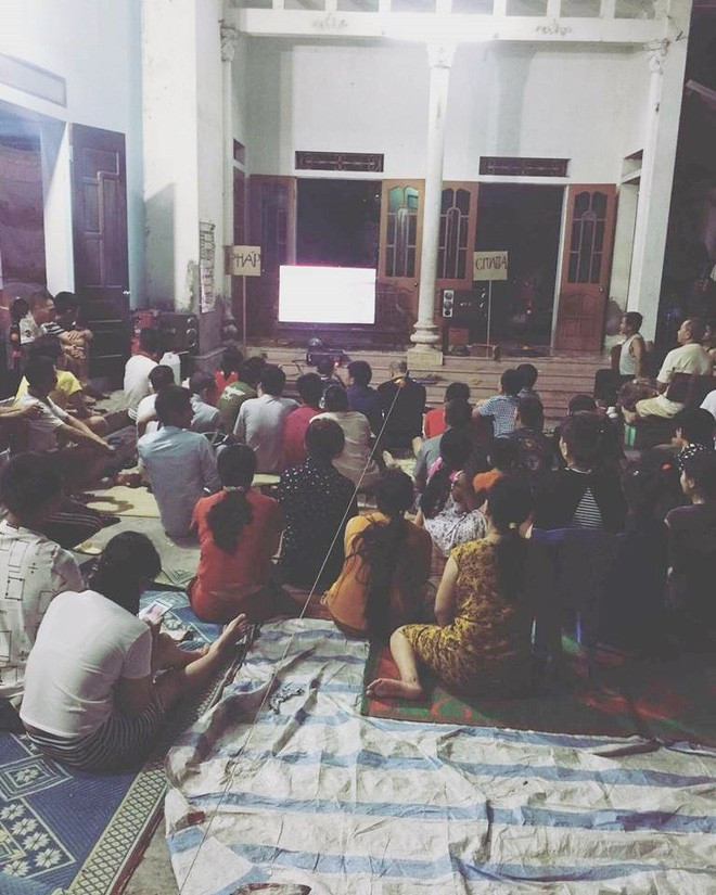 Khi trong làng chia thành hai phe cổ vũ World Cup thì cách làm được nghĩ tới để phân định rõ giữa hai đối thủ đó là sợi dây được căng ngang giữa sân.