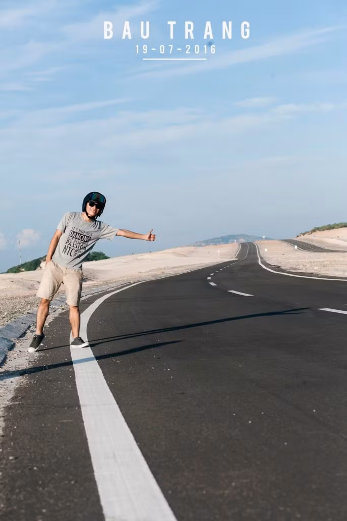 Điểm đặc biệt ở con đường này chính là những cồn cát trắng phau nối đuôi nhau trải dài dọc 2 bên đường đi.