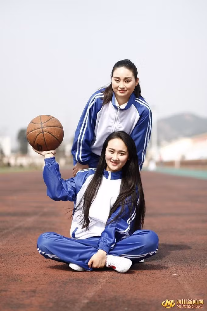 Mới đây, những hình ảnh về hot girl U40, đã làm mẹ tại Trung Quốc với nhan sắc trẻ trung, năng động, mặc quần áo đồng phục chụp ảnh với con gái 18 tuổi khiến cư dân mạng không khỏi ghen tỵ và sửng sốt.