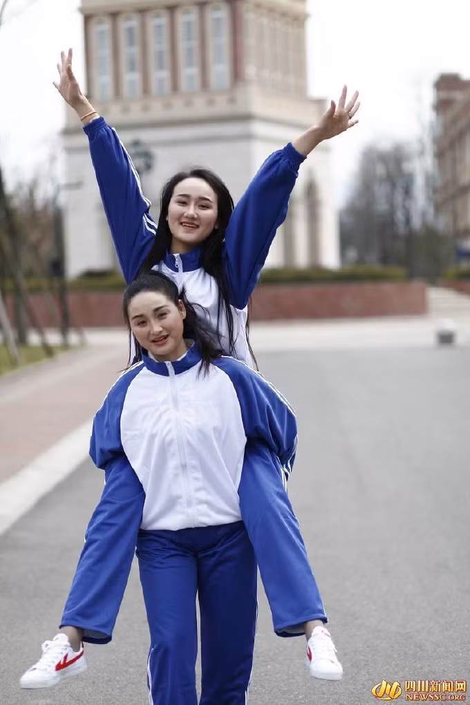 Ngay sau khi những hình ảnh này được đăng tải rộng rãi trên mạng xã hội, cộng đồng mạng vô cùng “sửng sốt” trước loạt ảnh một bà mẹ 40 tuổi nhưng xinh đẹp, trẻ trung không khác con gái 18 tuổi.