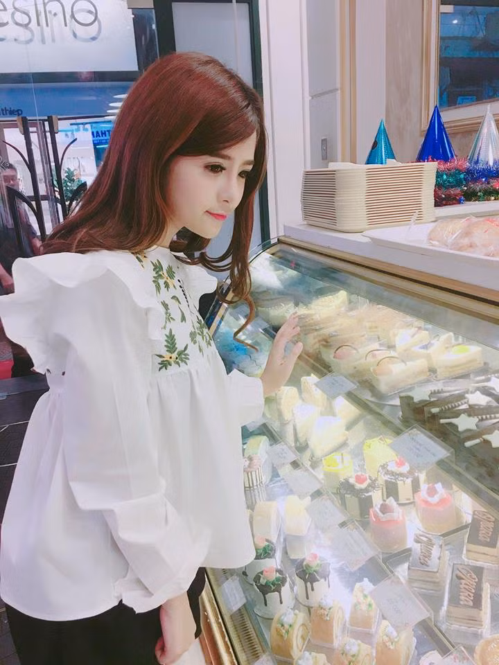 Những hình ảnh xinh đẹp của Khánh An trên trang cá nhân khiến nhiều người phải gọi cô với danh xưng "búp bê sống" bởi gương mặt hoàn thiện và đôi mắt to chuẩn dễ thương.