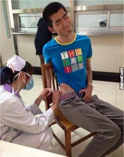 Để phòng ngừa những căn bệnh hay mắc phải trong mùa hè và đặc biệt là hai bệnh sởi – Rubella nên nhiều trường THPT đã tổ chức cho học sinh tiêm chủng định kỳ.