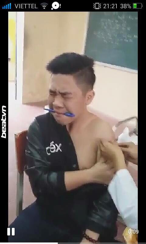 Nhiều học sinh phải ngậm bút để vượt qua cảm giác đau đớn với kỳ tiêm chủng này.