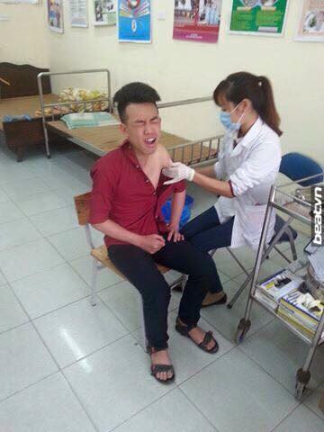 Trong những đợt tiêm chủng này, rất nhiều sắc thái biểu cảm của các học sinh đã được thể hiện.