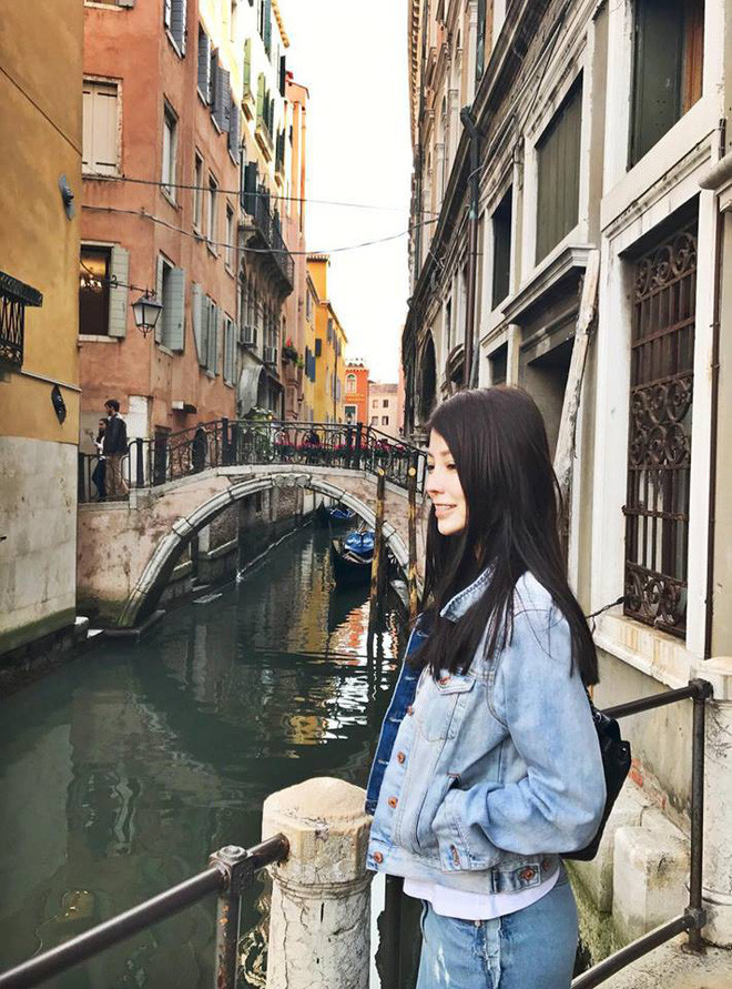 Bà mẹ U50 Kim Thoa hiện đang sống và làm việc ở Sài Gòn cùng các con trong căn hộ chung cư cao cấp. Với công việc kinh doanh thuận lợi, không có gì lạ khi 3 mẹ con được tận hưởng cuộc sống thoải mái, thường xuyên đi du lịch nước ngoài.