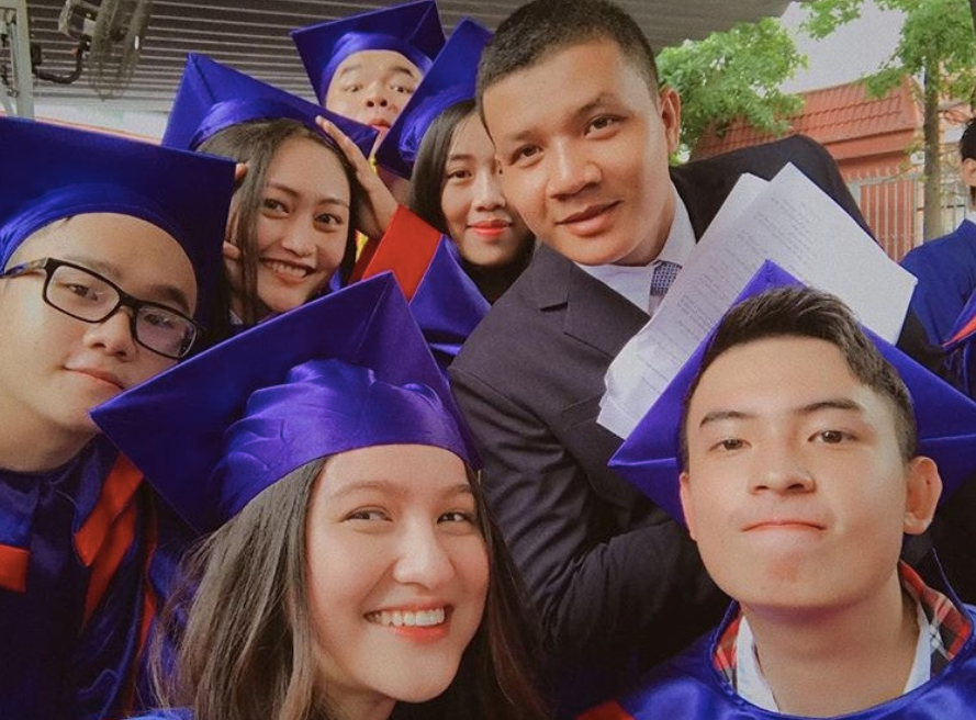 Có thể thấy ở những khoảnh khắc này, Mai Tây trông cực kì xinh xắn khi diện trên mình bộ lễ phục.