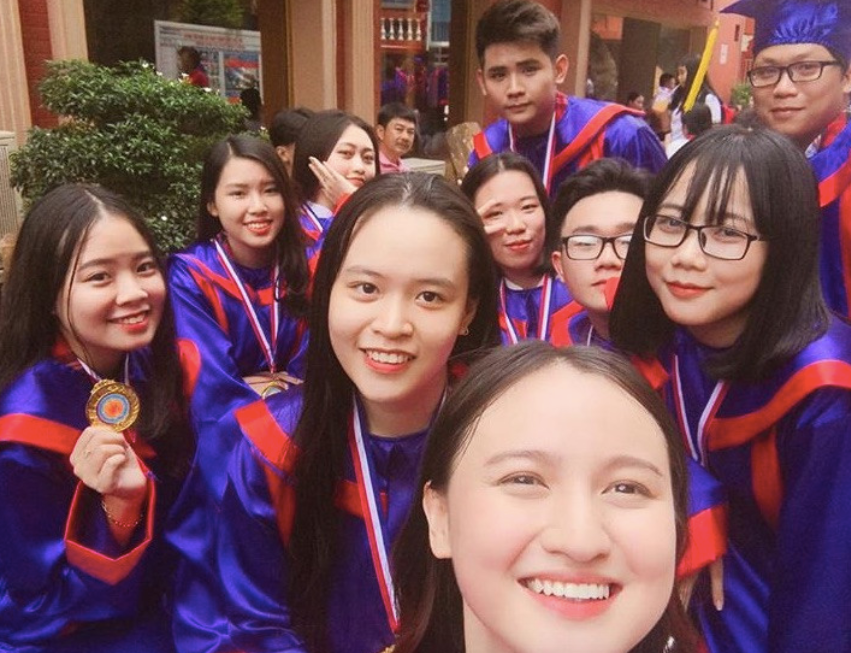 Mới đây, trên trang cá nhân của mình, hot girl 10X Mai Tây đã đăng lên Instagram của mình những hình ảnh chụp trong lễ tốt nghiệp trong chiếc áo cử nhân và những kỉ niệm chương.