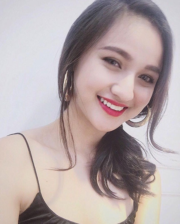 Ở trong những bức ảnh đăng tải trên mạng xã hội Instagram của mình, nàng hotgirl xinh đẹp đã tranh thủ chụp ảnh kỉ niệm với bạn bè cùng lớp để lưu giữ kỉ niệm của ngày cuối đời học sinh.