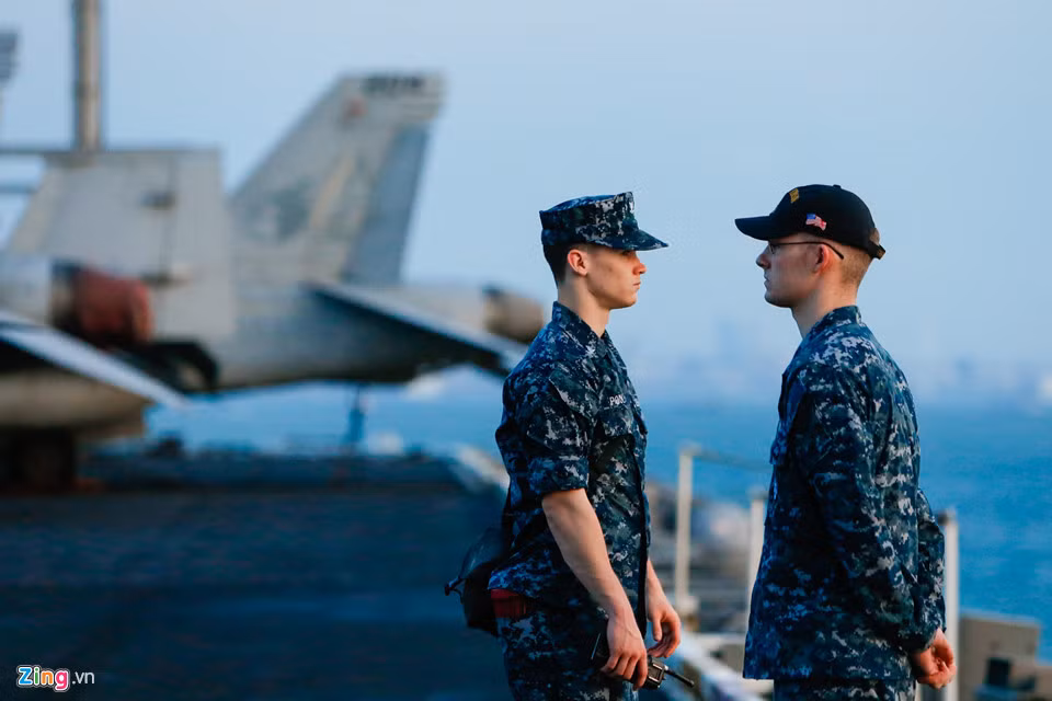 Sinh hoạt trên tàu tuân theo tinh thần "kỷ luật là điều kiện tiên quyết", theo lời ông Rick Labranche, cựu sĩ quan chỉ huy trên tàu Carl Vinson giai đoạn 2010-2013. "Chúng tôi ở trên một con tàu khổng lồ, do vậy kỷ luật là điều rất quan trọng. Chúng tôi đã nhập cuộc và phải luôn trong tinh thần sẵn sàng từng phút từng giây”, ông Labranche từng chia sẻ với báo giới.