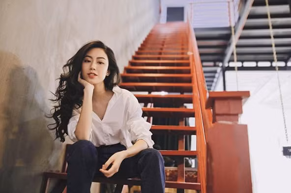 Mai Vân Trang từng là một trong những gương mặt mẫu quen thuộc hàng đầu của các local brand tại Hà Nội Magonn Design, Oyster and Snail, Tủ Nhà Mây, Hà Cúc...