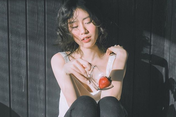 Sức hút của Vân Trang không chỉ nằm ở khuôn mặt xinh đẹp mà còn từ chính những chia sẻ vô cùng hữu ích, chu đáo, những kinh nghiệm hay ho mà Trang học được sau nhiều năm học làm đẹp và chăm sóc bản thân.