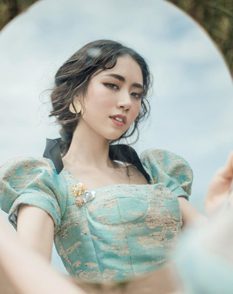 Ấn tượng đầu tiên về nàng blogger beauty Hà thành mới nổi này là gương mặt thanh thoát, trong veo đúng chuẩn "ngọc nữ" cùng vóc dáng cao ráo, thon gọn.