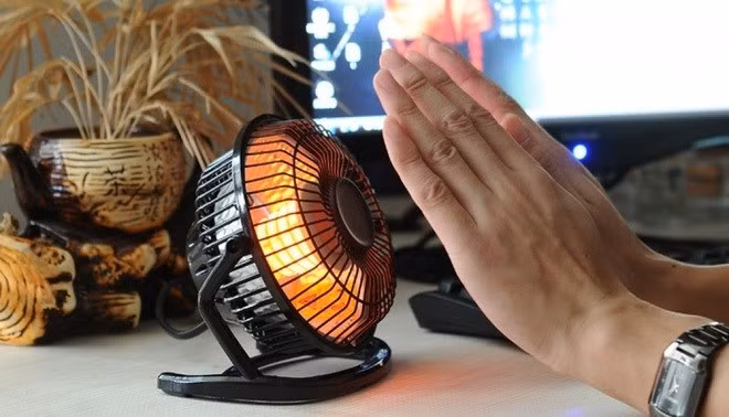 Nickname Hà Hoa chia sẻ: ''Sao lại có thể mang cả bếp gas đến lớp như thế này, quá nguy hiểm không lẽ đã hết cách để làm ấm cơ thể rồi sao?''