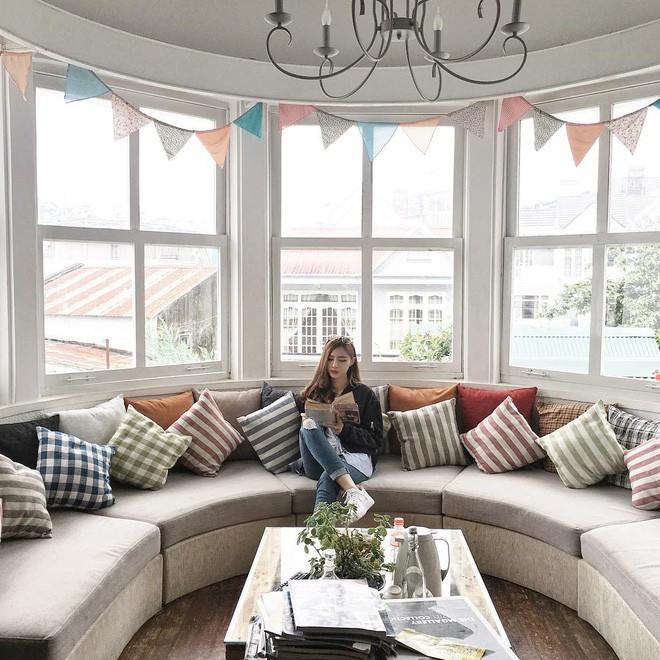 "Hăng say sống ảo" ở hostel, homestay cũng đừng quên một số điểm tham quan "lên hình là đẹp" ở Đà Lạt như nhà thiếu nhi Lâm Đồng, quảng trường Lâm Viên, đồi chè, trường Cao đẳng Sư phạm Đà Lạt, nhà ga Đà Lạt, bức tường vàng "thần thánh" của tiệm bánh Cối Xay Gió.