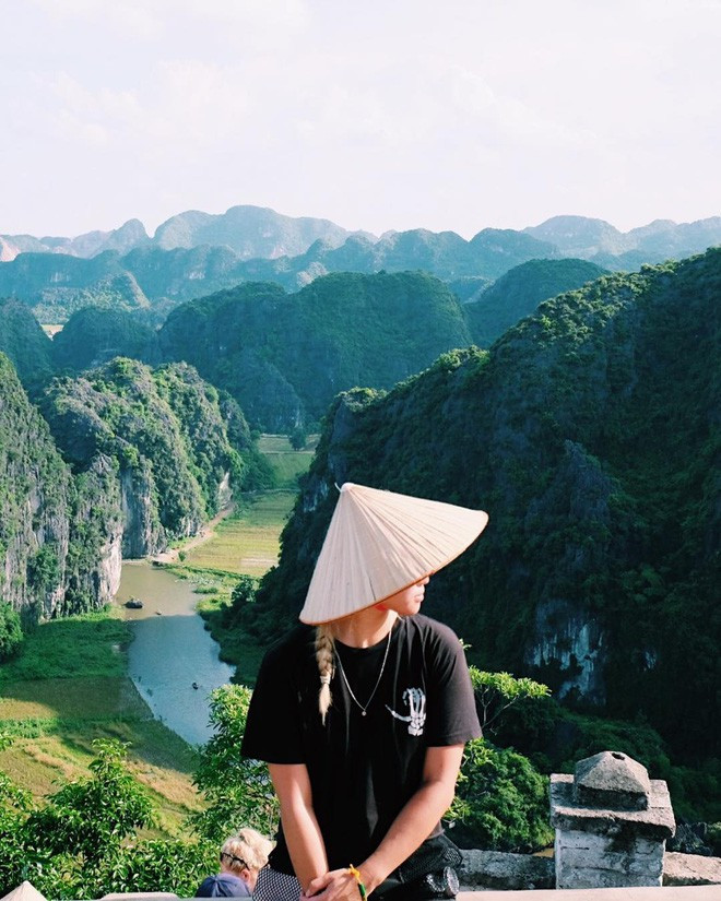 Ninh Bình vốn là một điểm du lịch được đông đảo các bạn trẻ ở Hà Nội yêu thích và tìm đến. Chỉ cách Hà Nội khoảng 90km, mất gần 1 tiếng đi xe nhưng cố đô này như thể một thế giới khác với những mảng xanh thanh bình của nước, đồng lúa, rừng cây.