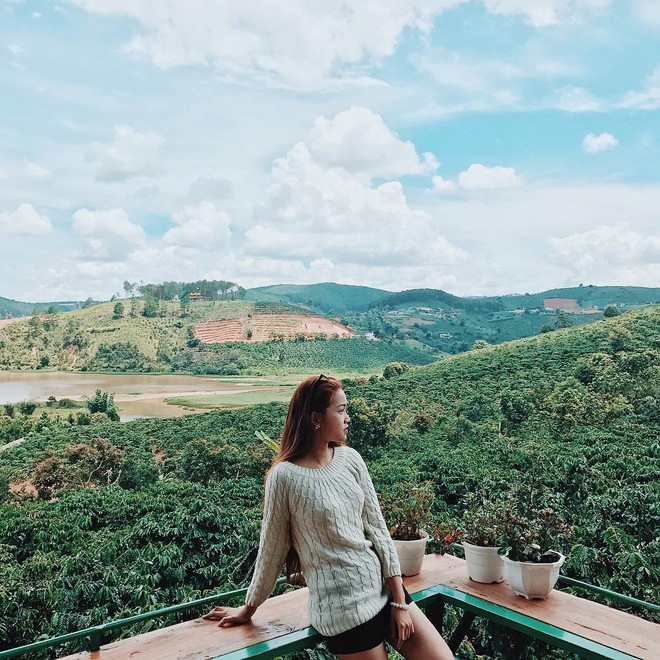 Đà Lạt được biết đến như "thánh địa" của những căn hostel, homestay đẹp như mơ, giá cả cực kì phải chăng mà lại đa phong cách. Với những hostel, homestay xinh lung linh này, dám cá một điều rằng, không cần bước ra khỏi nhà, bạn cũng có hàng tá bức ảnh đủ để "sống ảo" cả năm luôn