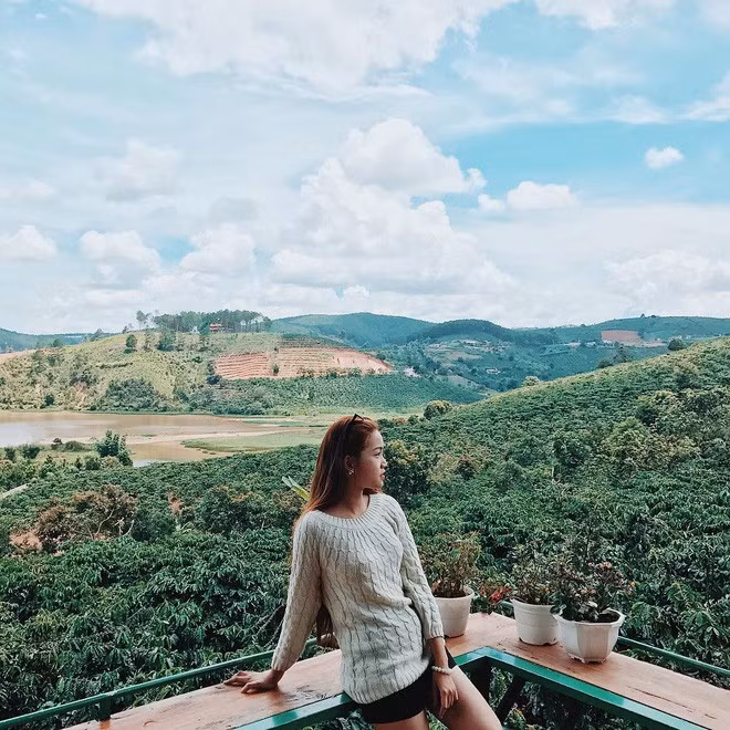 Đà Lạt được biết đến như "thánh địa" của những căn hostel, homestay đẹp như mơ, giá cả cực kì phải chăng mà lại đa phong cách. Với những hostel, homestay xinh lung linh này, dám cá một điều rằng, không cần bước ra khỏi nhà, bạn cũng có hàng tá bức ảnh đủ để "sống ảo" cả năm luôn